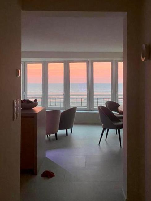 Ferienwohnung Zeedijk Oostduinkerke Frontaal Zeezicht - Volledig Gerenoveerd 2022! Exterior foto